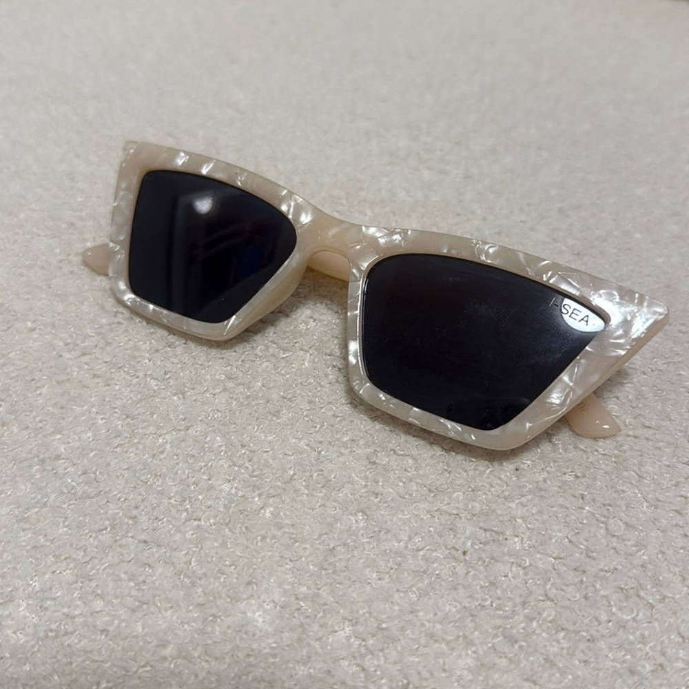 Retro cat-eye sunglasses. Pearl color.